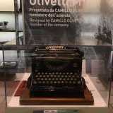 Al centro della stanza c�� la prima dattilografica italiana prodotta dall�ingegner Camillo Olivetti nel 1911: la �M1�. Non ebbe molto successo per�, perch� troppo pesante e con tantissimi e complicati ingranaggi